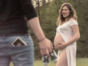 Nosečniško fotografiranje Ljubljana – nežni portreti v naravni svetlobi.