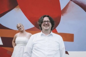 Lifestyle poročno fotografiranje Ljubljana – pristni, nežni in naravni prizori para.