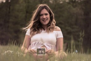 Nosečniško fotografiranje Novo mesto – nežna svetloba in toplina.
