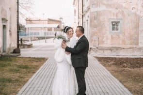 Poročni fotograf Kranj – naravna svetloba, pristna čustva in moderni portreti para.