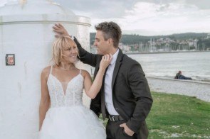 Poročni fotograf Koper – poročni portreti ob obali in mestnih ulicah.