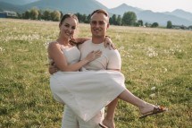 Družinsko fotografiranje Novo mesto – sproščeni družinski trenutki med sprehodom.